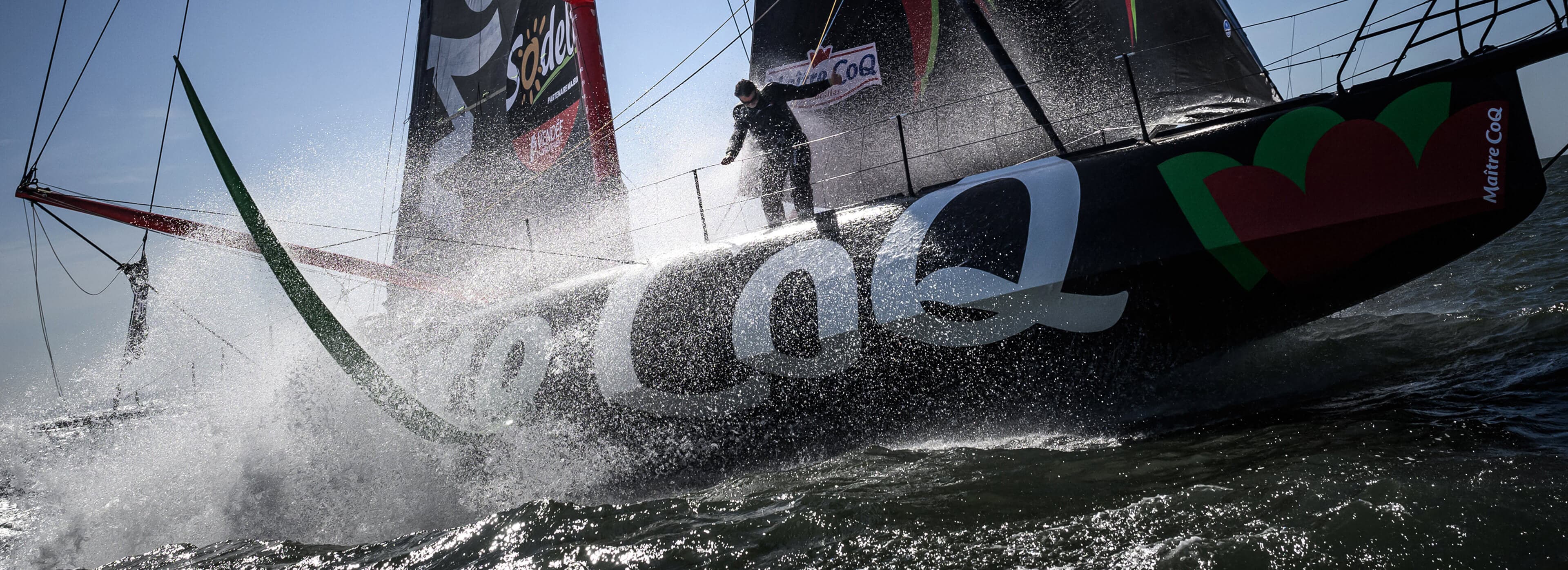 Équipage en navigation sur voilier de course