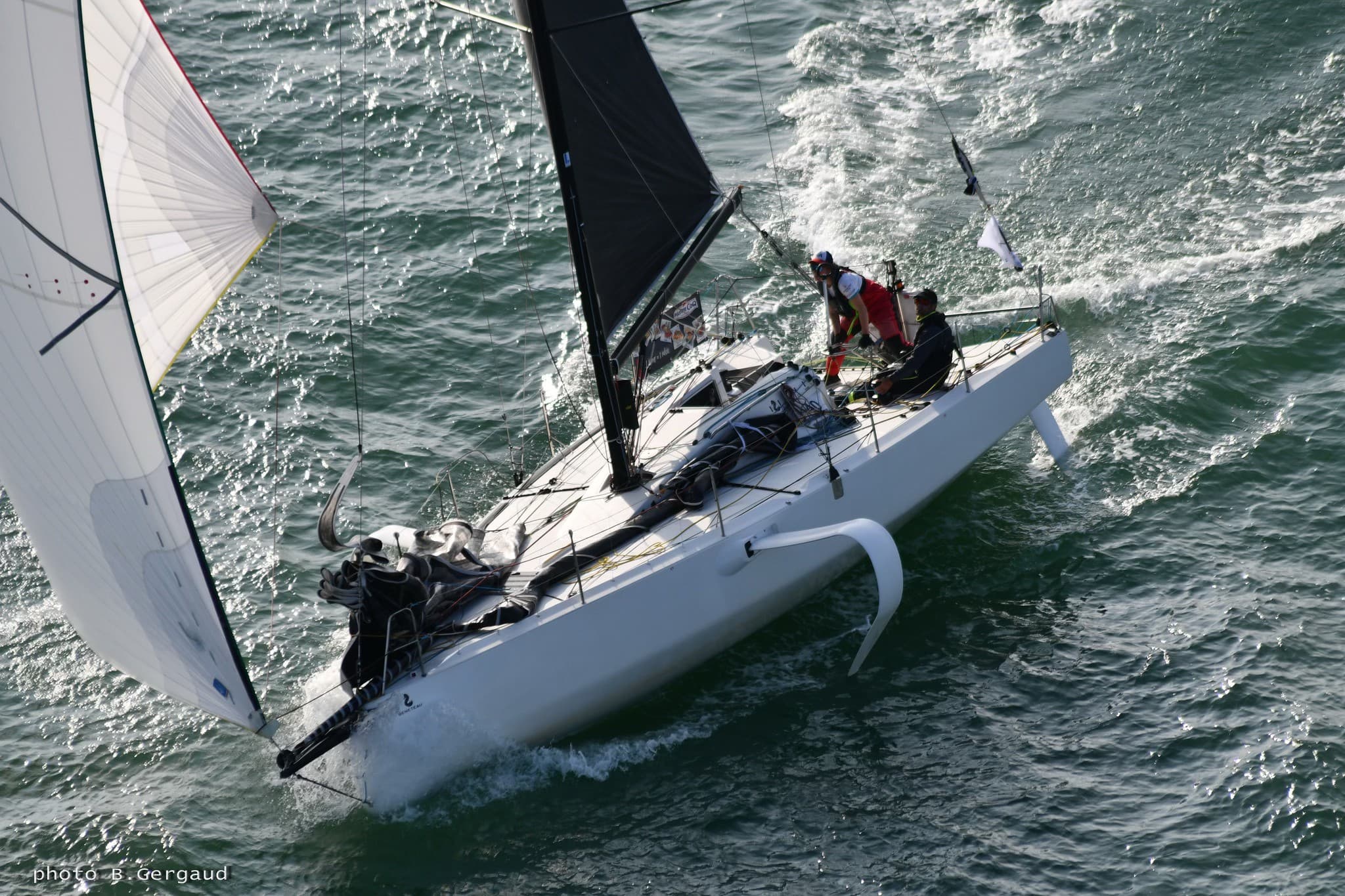 <p>Le Figaro 3 est un voilier monotype de course au large, réputé pour être l’un des plus exigeants et formateurs de sa catégorie. Sa course emblématique, la Solitaire du Figaro Paprec, est un véritable tremplin vers l’excellence.</p><p>Le temps d’une sortie en mer, vous aurez l’opportunité de prendre part aux manœuvres, de barrer le bateau et de vous immerger pleinement dans la navigation, tout en savourant l’instant présent et en échangeant avec le skipper.</p>