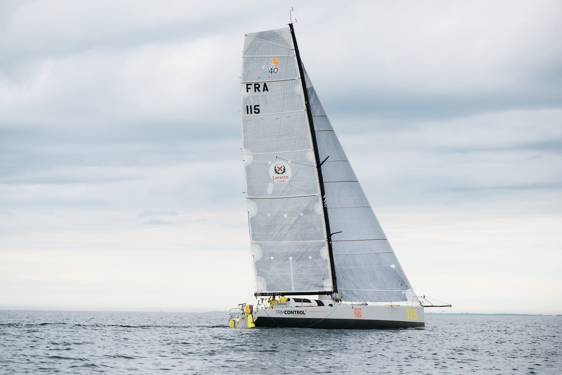 <p>
L’Hydroptère est un voilier de type hydroptère, capable de naviguer hors de l’eau à partir d’une certaine vitesse grâce à un ensemble d’ailes immergées.
</p>
<p>
Son design initial est imaginé dans les années 1970 par Éric Tabarly, en collaboration avec les ingénieurs de Dassault Aviation Alain de Bergh et Pierre Perrier. Le projet est ensuite développé par Alain Thébault, le cabinet d’architecture navale VPLP Design et un consortium d’industriels français.
</p>
<p>
Après près de vingt ans de recherches et de nombreuses maquettes, Alain Thébault parvient à construire un modèle à taille réelle grâce à l’utilisation de matériaux innovants tels que le carbone et le titane, à la fois plus légers et plus résistants. L’Hydroptère pèse environ 7 tonnes.
</p>
<p>
Le 4 septembre 2009, à Hyères, l’Hydroptère bat le record absolu de vitesse à la voile sur 500 mètres avec une moyenne de 51,36 nœuds. Lors de cette tentative, il atteint une vitesse de pointe de 55,5 nœuds, franchissant la barre symbolique des 100 km/h.
</p>
<p>
Le 8 novembre 2009, toujours à Hyères, il établit un nouveau record sur le mille nautique avec une moyenne de 50,17 nœuds.
</p>
<p>
Un projet de tour du monde en moins de 40 jours est alors envisagé par un consortium mené par Alain Thébault. Cette tentative n’aboutira pas, notamment après l’échec d’un record entre San Francisco et Hawaï, à l’issue duquel le bateau est déclaré abandonné et saisi par l’État d’Hawaï.
</p>
<p>
Le 28 juin 2019, l’Hydroptère est racheté à l’État d’Hawaï par Gabriel Terrasse (France) et Chris Welsh (États-Unis). Ils entreprennent sa restauration afin de lui permettre de voler à nouveau à haute vitesse et de l’utiliser comme plateforme de recherche et développement pour les secteurs de l’aéronautique, du naval et de l’industrie.
</p>
<p>
En mars 2023, l’Hydroptère est rapatrié en France avec le soutien d’Airbus. Sa rénovation débute en février 2024 à Nantes, en vue d’une reprise de ses vols.
</p>
<p>
En mars 2025, l’association <strong>Des Voiles et des Ailes</strong> est créée sur les bords de Loire, où l’Hydroptère est reconstruit, afin de soutenir et pérenniser ce projet.
</p>
