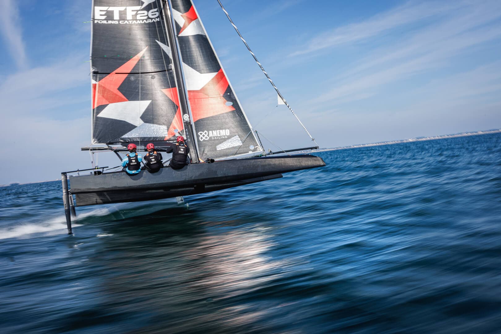 <p>Je suis Pierre PICOT, dirigeant de la société ANEMO Sailing.<br>J’ai repris le développement des catamarans à foils ETF26 (Easy To Fly) en 2022 à la suite de Jean Pierre DICK.<br><br>La Classe ETF26 est une série monotype qui regroupe une dizaine d’équipes internationales de très haut niveau qui s’affrontent sur un circuit européen de 5 épreuves (<a target="_blank" rel="noopener noreferrer nofollow" class="text-primary underline" href="http://ww.etf26.com">ww.etf26.com</a>)<br><br>Notre circuit est un peu l’antichambre du circuit Sail GP ou de la Coupe de l’America, de nombreux marins viennent s’entrainer sur nos bateaux.<br><br>Chaque année nous développons de nouvelles solutions pour améliorer les performances du bateau afin d’augmenter les capacités de vol. ANEMO Sailing dispose d’un bateau prototype pour tester des évolutions et les propose ensuite à la Classe pour upgrader les bateaux.<br>En 2024 nous avons testé de nouveaux foils, des modifications sur les plans porteurs de safrans et un nouveau design des voiles. Ces essais vont continuer en 2025 pour améliorer sans cesse les performances du bateau.<br><br>Aussi, je vous propose de naviguer à 25-30 nœuds, à bord de l’ETF26 FULL FOILING, le prototype volant au pré et au portant. Le financement apporté grâce à vous me permettra de financer une partie des couts de développement.<br><br>Merci !<br><br>Photographies: © Clément Gerbaud / QAPTUR.</p><p></p>