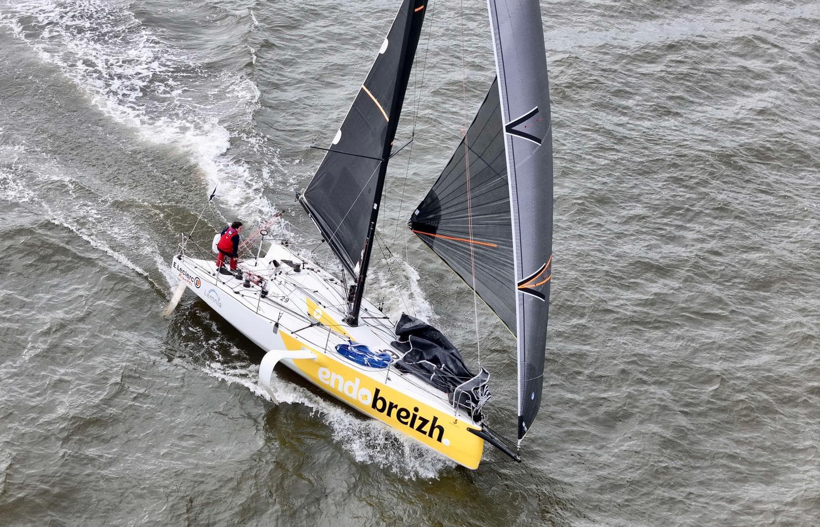 <p>Le Figaro est un bateau de course naviguant sur le Championnat de France Élite de Course au Large. </p><p>Il dispose de foils, se déplace à des vitesses moyennes de 7-8 noeuds allant jusqu’à 17-18 nds dans des conditions ventées ! </p><p>Le bateau peut accueillir 4 personnes skipper inclus. </p>